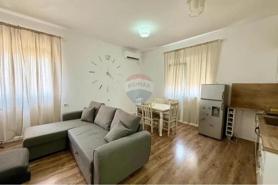 Tirane, jepet me qera apartament 1+1 , 65 m² 450 € (Rruga Ferit Xhajko, Siri Kodra, Tiranë)