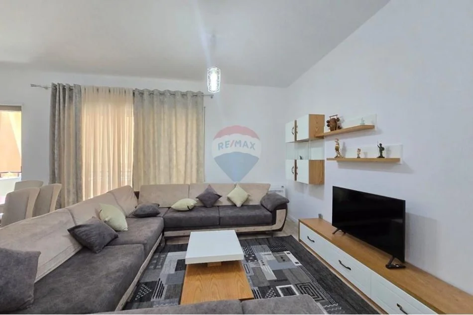 Tirane, jepet me qera apartament 2+1+Ballkon , 130 m² 1.000 € 