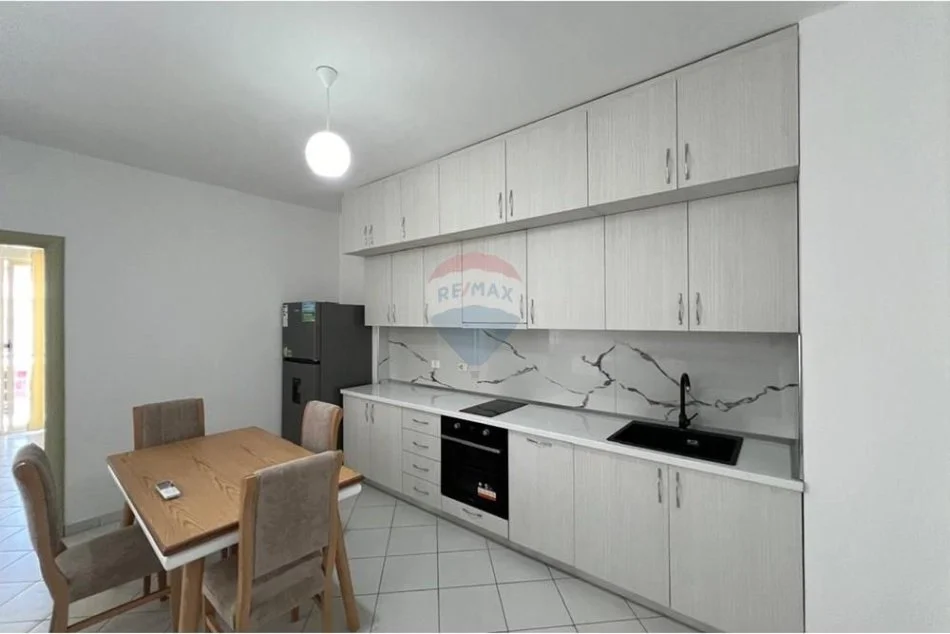 Tirane, jepet me qera apartament 1+1 , 66 m² 450 € (KMY, Yzberisht)