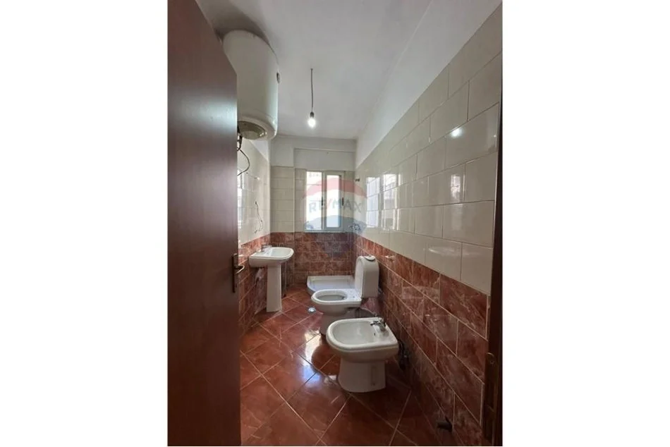 Tirane, jepet me qera apartament 2+1 Kati 4, 104 m² 350 € (Rruga Sotir Caci, Tiranë)