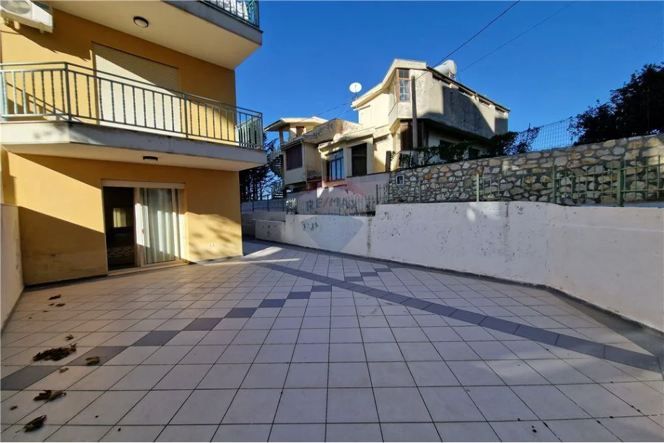 Vlore - Lungomare, shitet apartament 2+1+Ballkon Kati 0, 150 m² 199.000 € (Rruga Azem Sulo, Lungomare, Vlore)