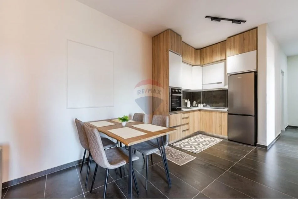 Tirane, jepet me qera apartament 1+1+Ballkon , 70 m² 1.000 € (Rruga e Kavajes)