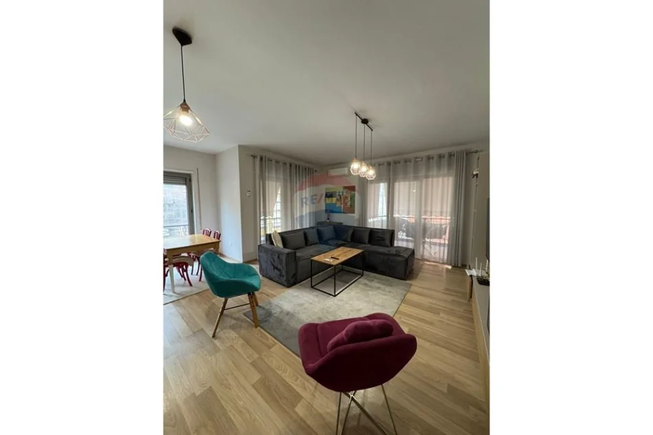 Tirane, jepet me qera apartament 2+1+Aneks+Ballkon Kati 5, 1.000 € (Kompleksi Delijorgji)