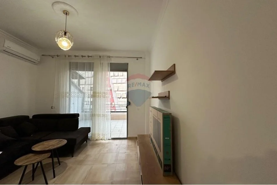 Tirane, jepet me qera 3+1+Ballkon , 120 m² 700 € (Rruga Sitki Çiço, Xhamlliku, Tiranë)