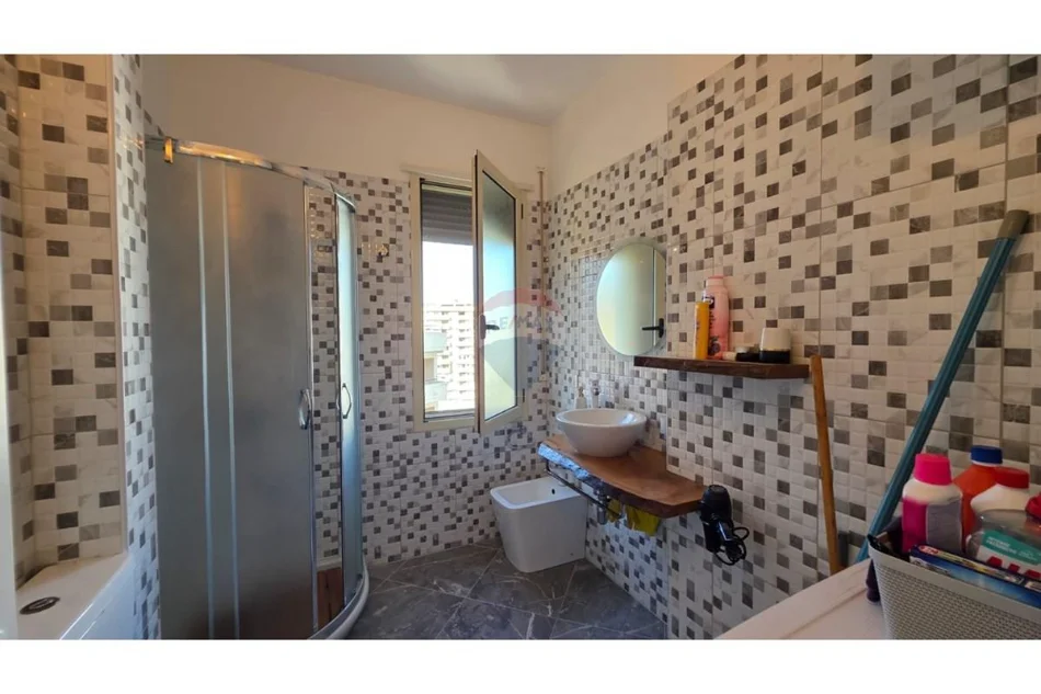 Vlore - Lungomare, shitet apartament 2+1 Kati 10, 110 m² (Rruga Cameria, Lungomare, Vlore)