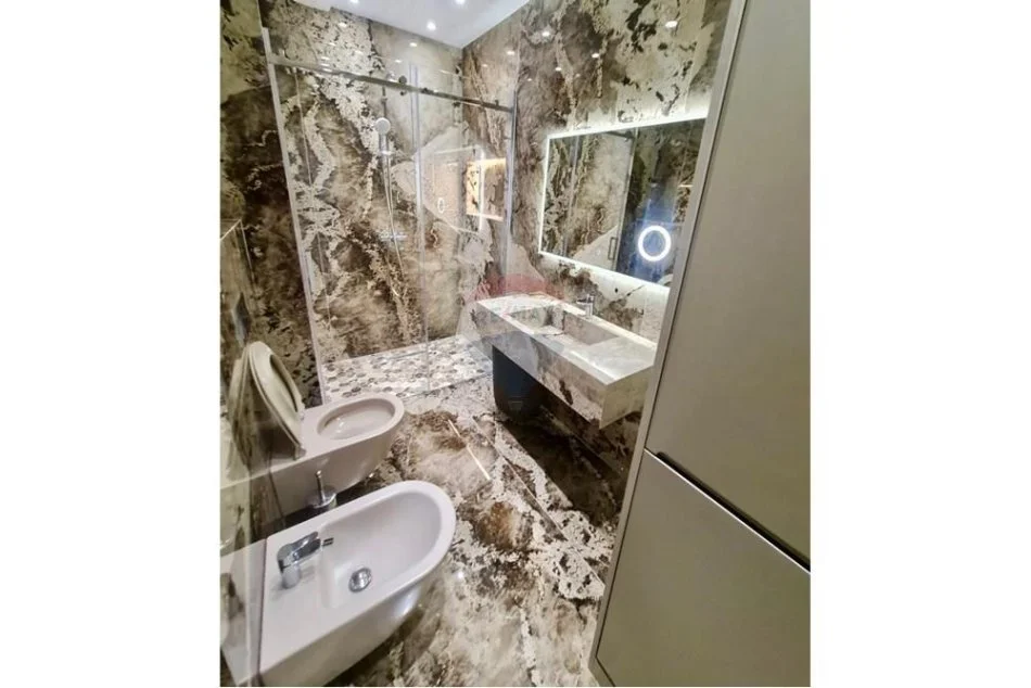 Tirane, jepet me qera apartament 1+1+Ballkon , 800 m² 1.200 € 