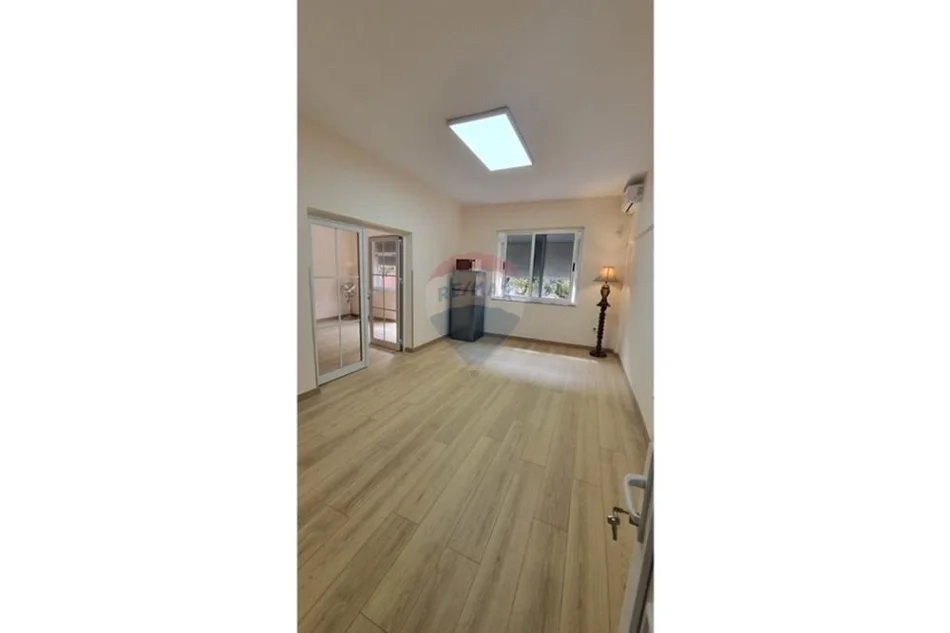 Tirane, jap me qera apartament 1+1 Kati 2, 700 € 