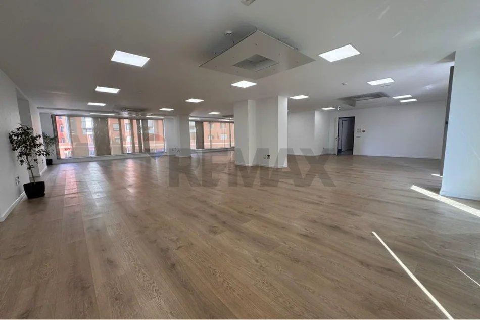 Tirane, jepet me qera zyre Kati 2, 600 m² 11.000 € (21 dhjetori)