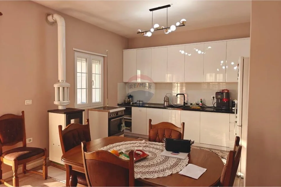 Tirane, shitet apartament 3+1 Kati 5, 246 m² 232.000 € (Linze)