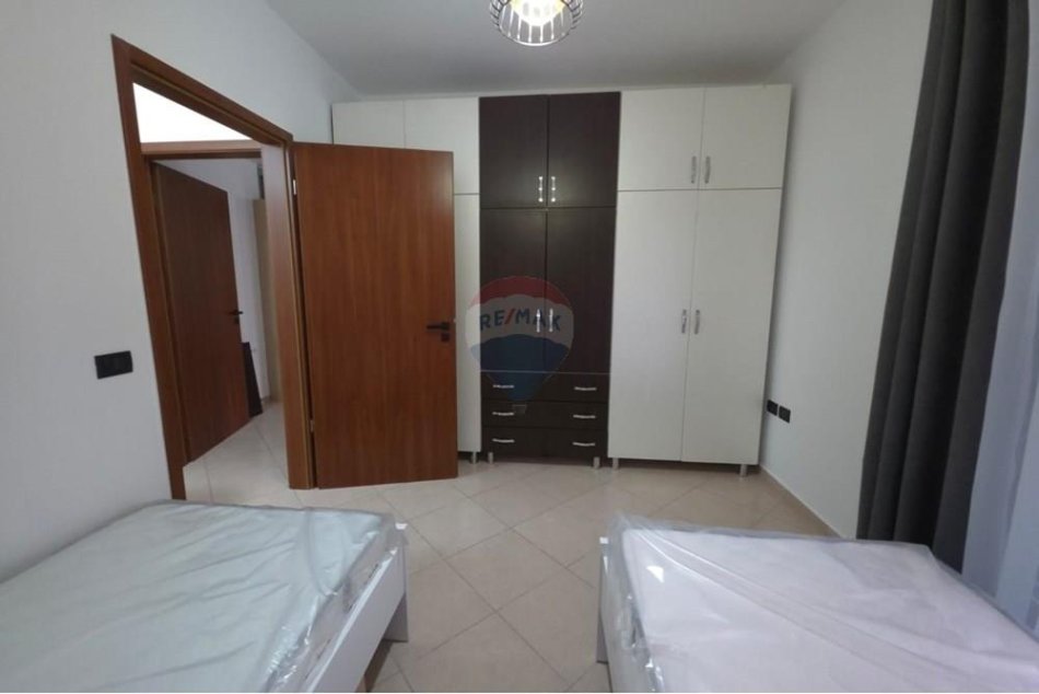 Tirane, jepet me qera apartament 2+1 Kati 3, 97 m² 500 € (Pallatet Cabej)