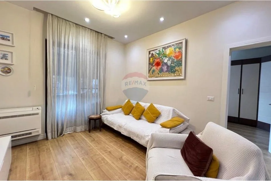 Tirane, jepet me qera apartament 2+1+Ballkon , 100 m² 700 € 