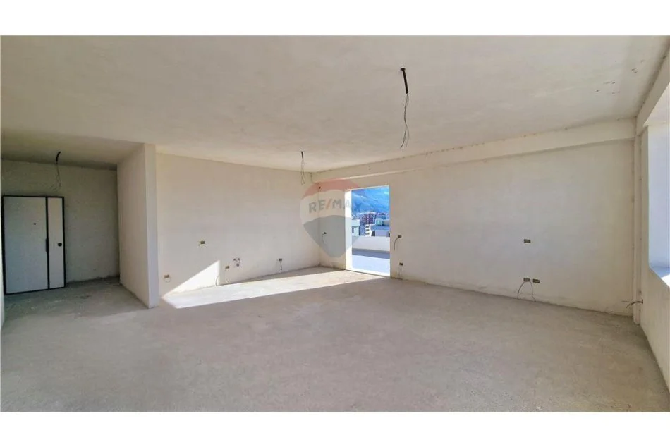 Vlore, shitet apartament+verande | Penthouse 2+1+Ballkon , (Rruga Transballkanike, përballë ish-shkollës së Naftës)