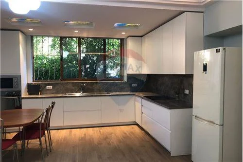 Tirane, jepet me qera apartament 1+1 90 m² 500 Euro (GLOBE)