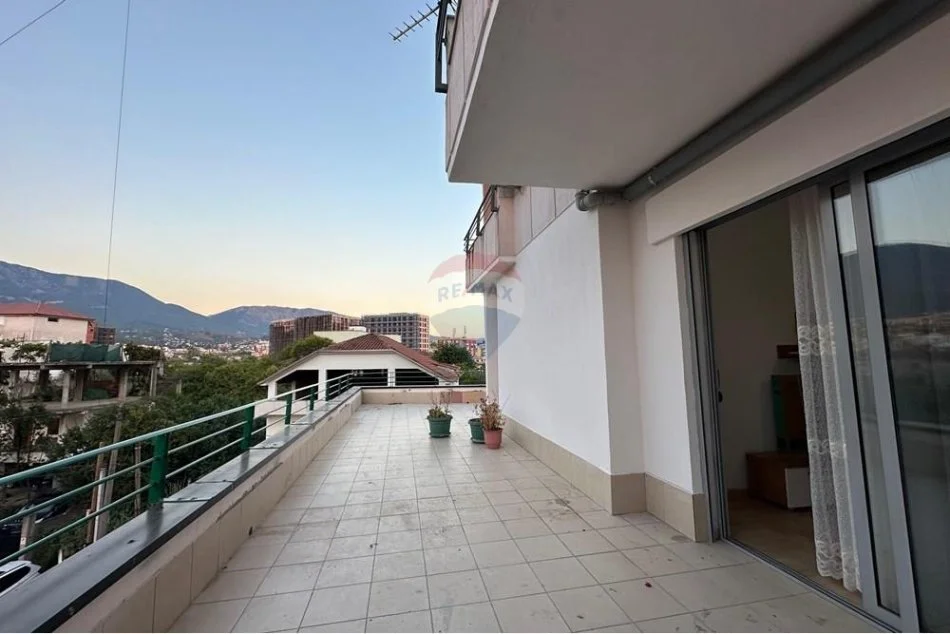 Tirane, jepet me qera 3+1+Ballkon , 120 m² 700 € (Rruga Sitki Çiço, Xhamlliku, Tiranë)