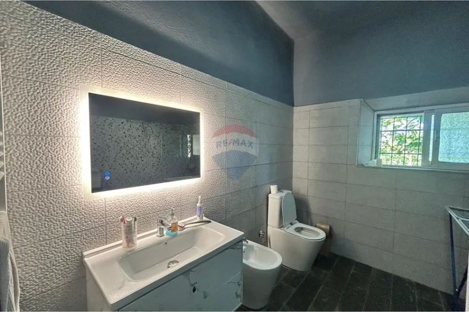 Vlore, jepet me qera shtepi 4+1 Kati 1, 255 m² 380 € (Babice e Madhe, Vlore)