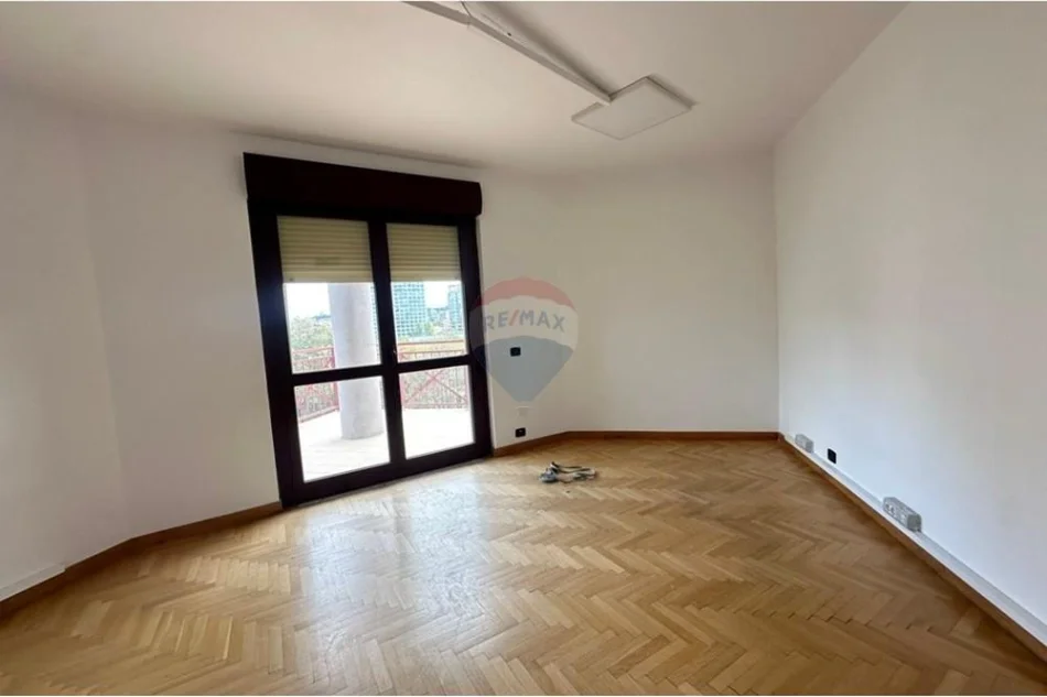 Tirane, jepet me qera , 202 m² 2.100 € 