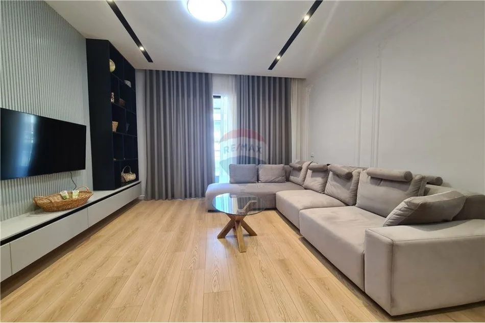 Tirane, jepet me qera apartament 1+1+Ballkon , 77 m² 1.000 € 