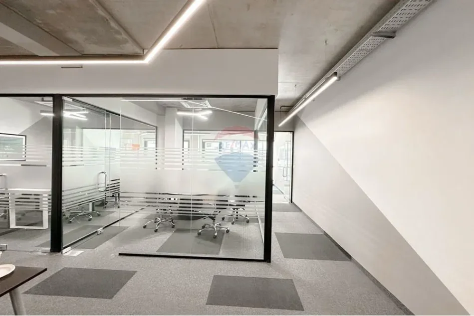 Tirane, jepet me qera ambjent biznesi Kati 1, 158 m² 2.200 € (rruga e kosovareve)