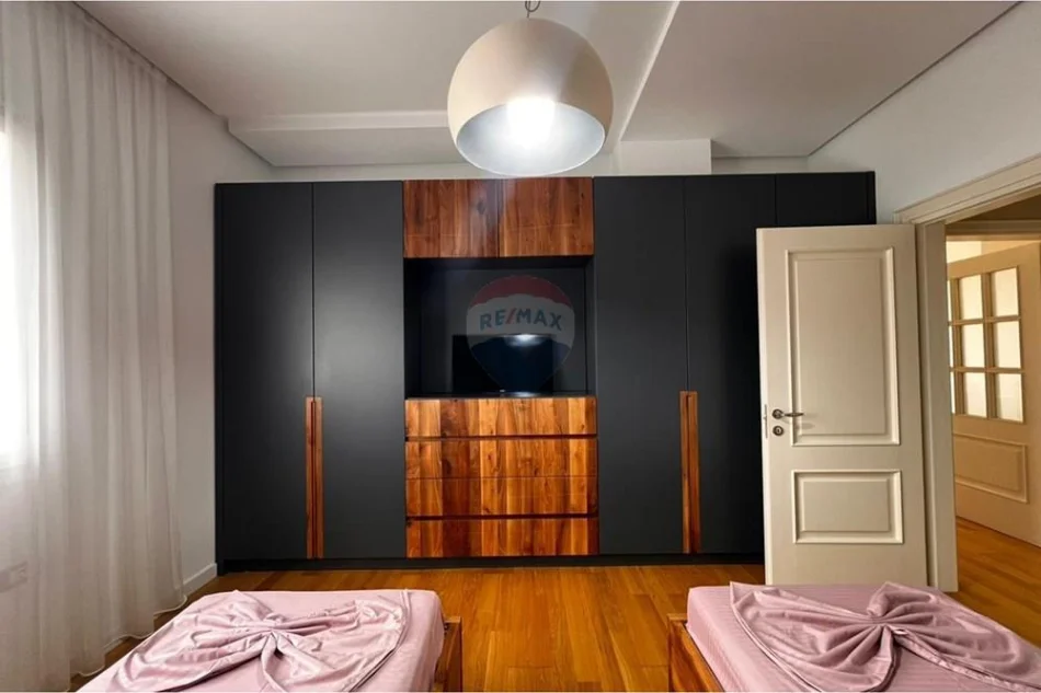 Tirane, jepet me qera apartament 2+1 , 168 m² 1.700 € (Kopshti Botanik, Tiranë)