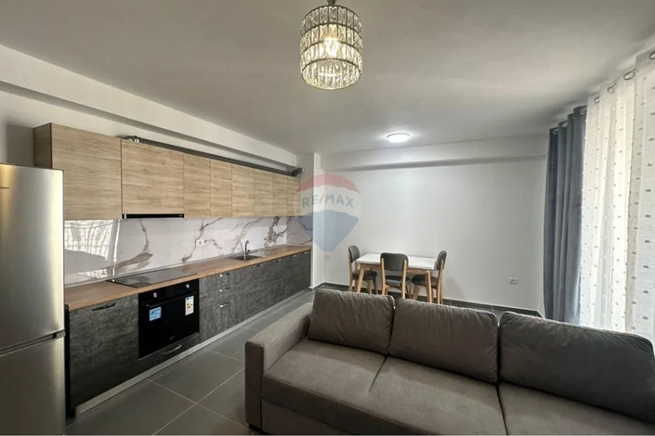 Tirane, jepet me qera apartament 2+1+Ballkon , 100 m² 680 € (5 Maji)
