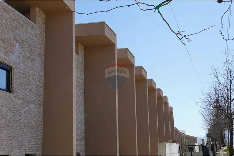 Tirane, shitet apartament duplex , 94 m² 278.634 € 