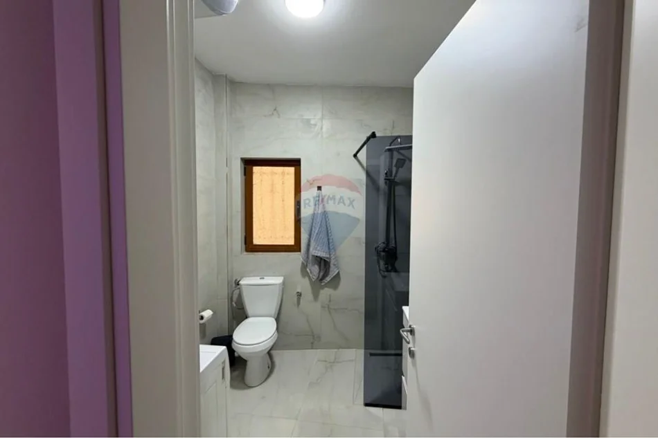 Tirane, jepet me qera apartament 2+1 Kati 1, 70 m² 700 € (Vila Gold)