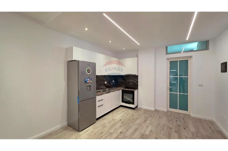 Vlore, shitet apartament 1+1 Kati 9, 78 m² 120.000 € (Rruga Dush Strati, pranë Zjarrfikëses)