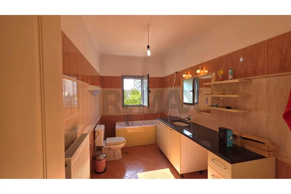 Vlore, shitet apartament 2+1+Ballkon Kati 3, 181 m² 180.000 € (Rruga Gjergj Kastrioti (Transballkanike), Vlorë)