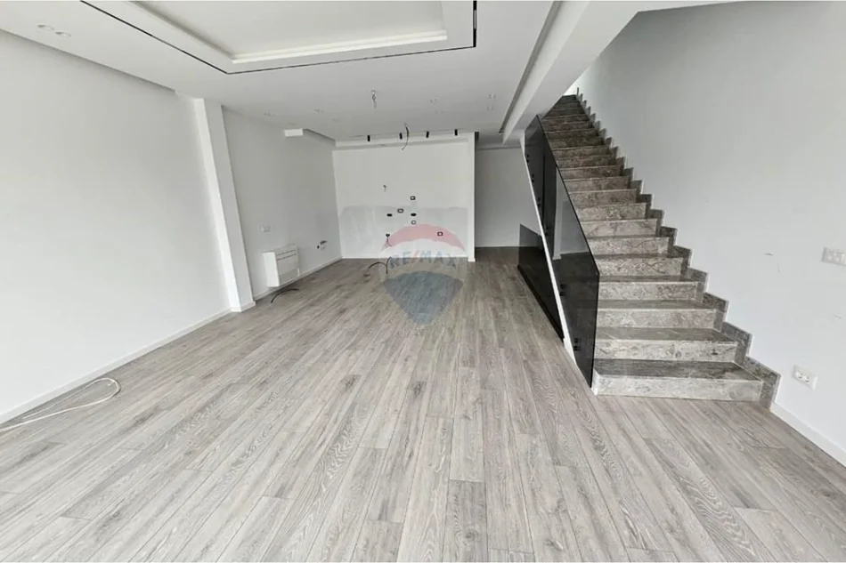 Tirane, jepet me qera Vile , 281 m² 4.000 € 