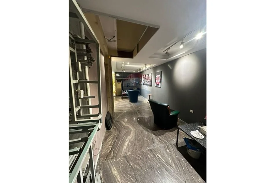 Tirane, jepet me qera ambjent biznesi Kati 0, 75 m² 900 € 