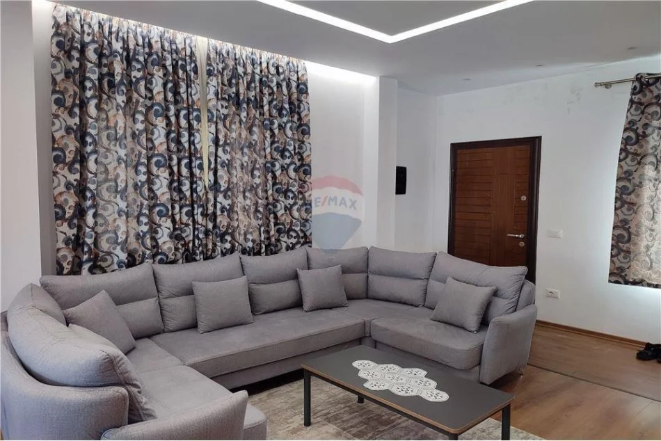 jepet me qera shtepi +Ballkon  650 € (Xhamlliku)