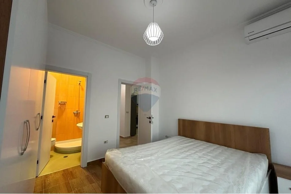 Tirane, jepet me qera 3+1+Ballkon , 120 m² 700 € (Rruga Sitki Çiço, Xhamlliku, Tiranë)