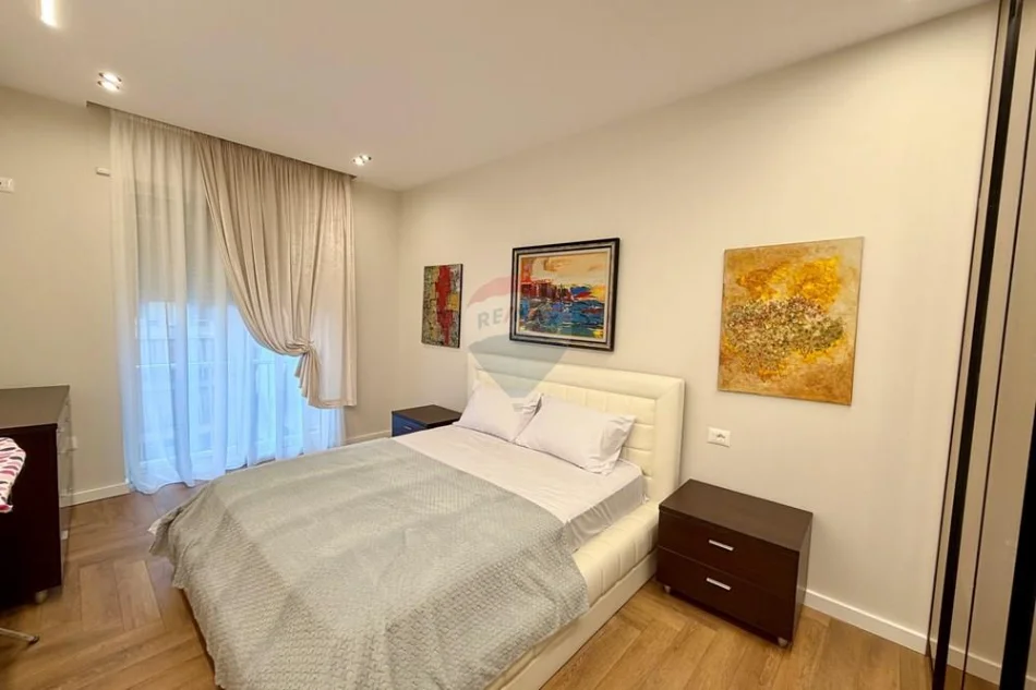 Tirane, jepet me qera apartament 2+1 Kati 5, 95 m² 945 € (Rruga Hoxha Tasim)