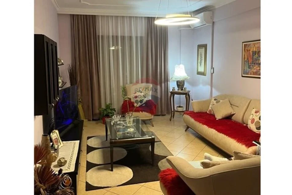 Tirane, jepet me qera apartament 2+1+Ballkon Kati 4, 106 m² 700 € (Rruga e Kavajes)
