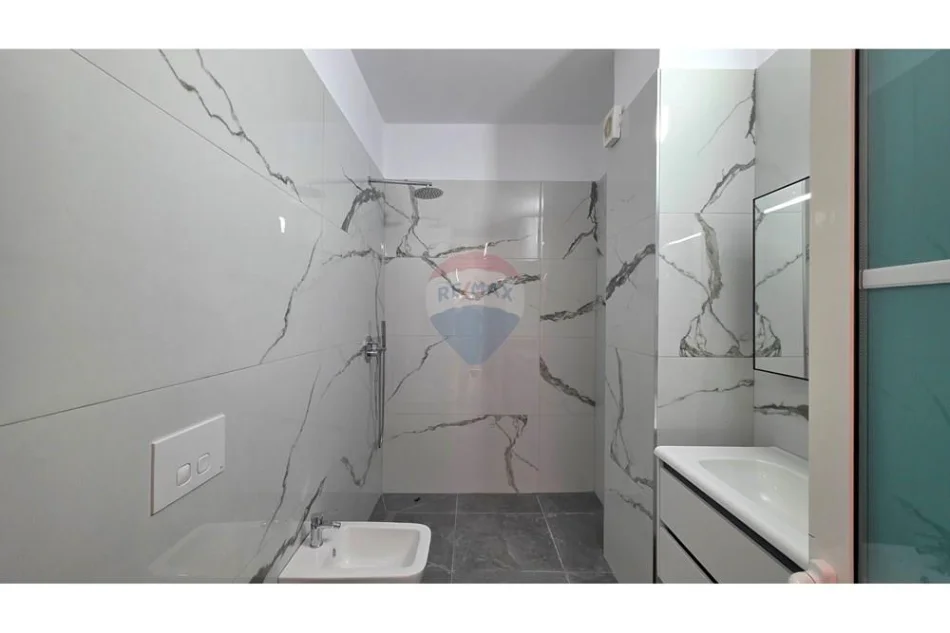 Vlore, shitet apartament 1+1 Kati 9, 78 m² 120.000 € (Rruga Dush Strati, pranë Zjarrfikëses, Vlore)