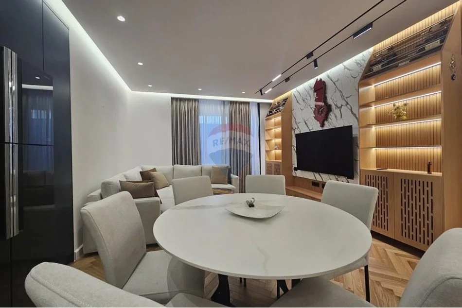 Tirane, jepet me qera apartament 2+1+Ballkon , 120 m² 700 € 