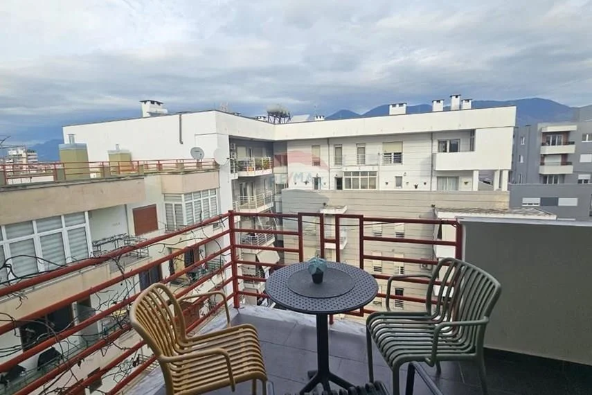 Tirane, jepet me qera apartament 1+1 Kati 8, 70 m² 700 € (pazari i ri)