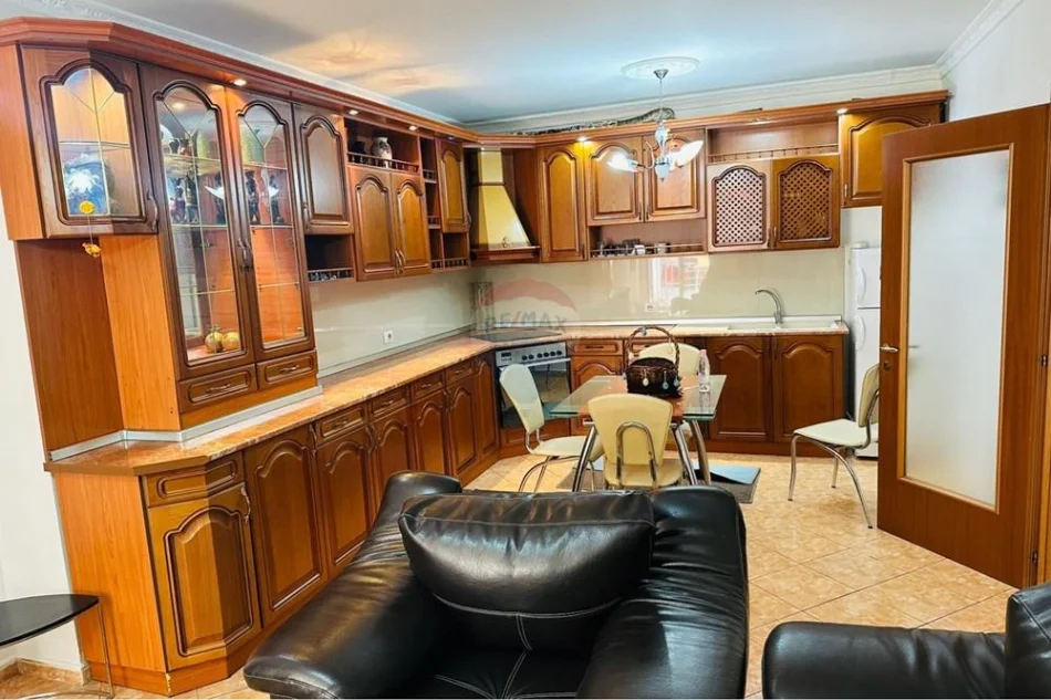 Tirane, shes 2+1+Ballkon , 115 m² (ZOGU I ZI)