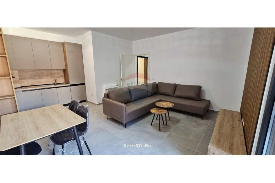 Tirane, jepet me qera apartament 1+1 , 76 m² 550 € (ish fusha e aviacionit)