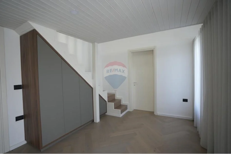 Elbasan, jepet me qera Vile 3+1 , 899 m² 3.000 € 