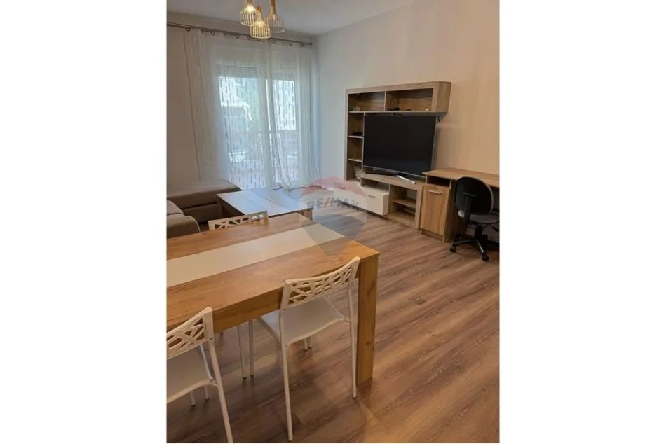 Tirane, jepet me qera apartament 2+1+Ballkon , 105 m² 800 € (Liqeni i Thate)