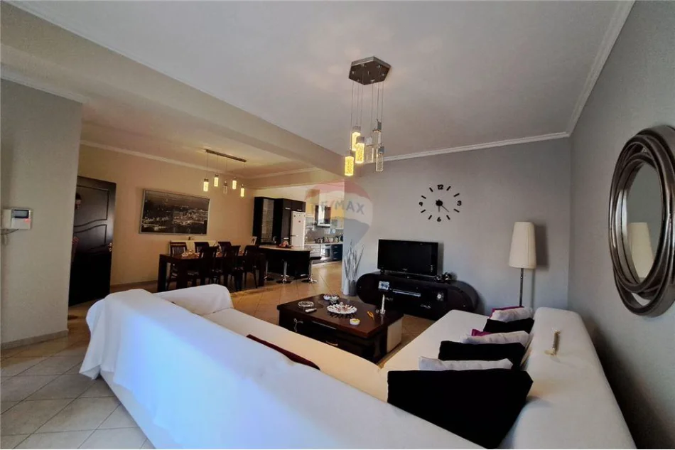 Vlore, shitet Vile 3+1+Aneks+Ballkon Kati 0, 234 m² 200.000 € (Pranë ish-Gjyqit të Vjetër, buzë rrugës kryesore)