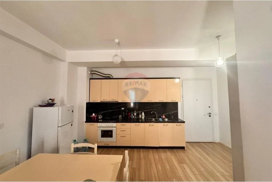 Tirane, jepet me qera apartament 2+1+Ballkon , 95 m² 500 € 