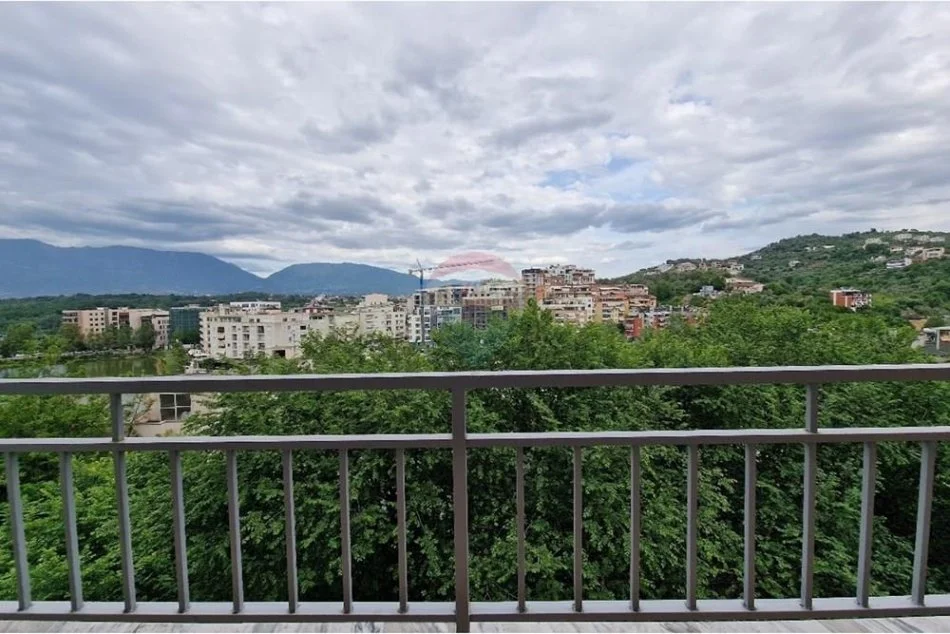 Tirane, jepet me qera apartament 1+1+Ballkon Kati 4, 67 m² 600 € (Rruga Hamdi Sina)