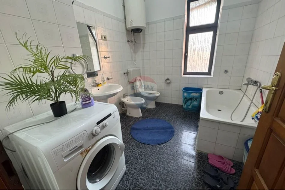 Tirane, jepet me qera apartament 1+1+Ballkon Kati 2, 70 m² 420 € (Qsut Rruga e Dibres)