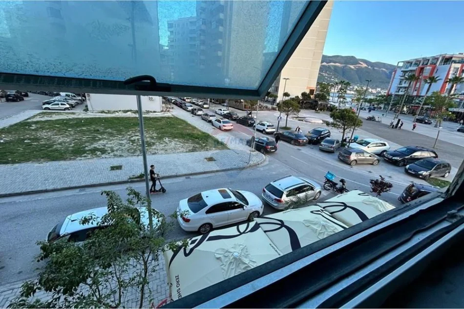 Vlore - Lungomare, jepet me qera zyre Kati 2, 40 m² 300 € (Rruga Cameria, Lungomare, Vlore)