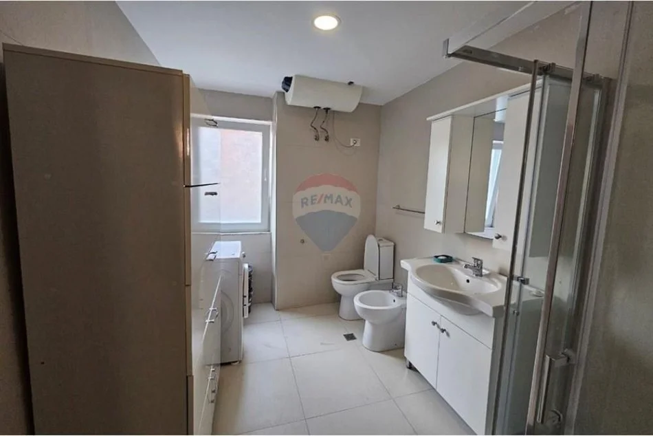 Tirane, jepet me qera apartament 1+1 Kati 2, 90 m² 650 € (Brryli, Tiranë)