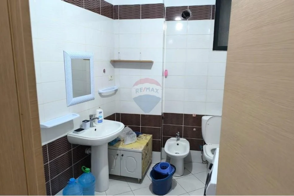 Tirane, jepet me qera apartament 1+1 , 65 m² 370 € (Rruga Besim Alla)