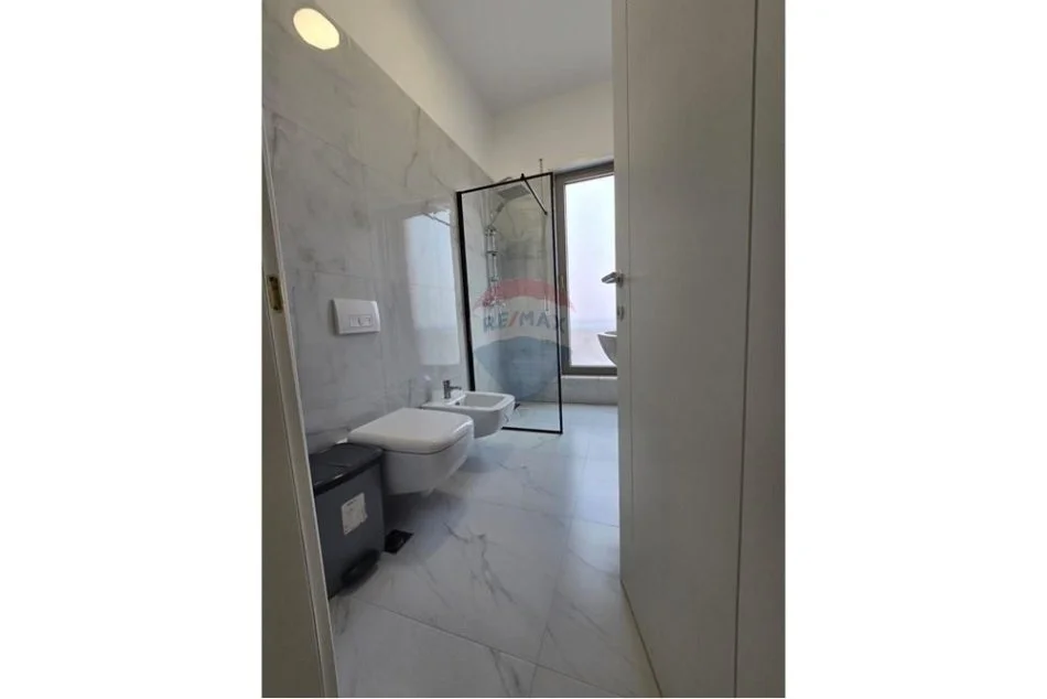 Tirane, jepet me qera apartament 2+1+Ballkon , 129 m² 1.000 € 