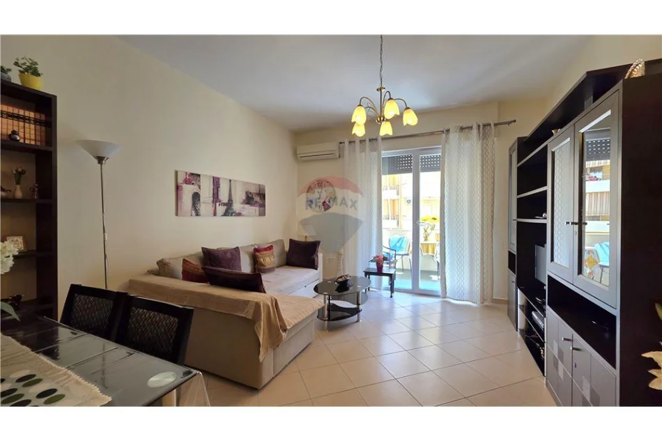 Vlore - Lungomare, jepet me qera apartament 1+1+Ballkon Kati 4, 74 m² 450 € (Rruga Reshat Osmani, Vlore)
